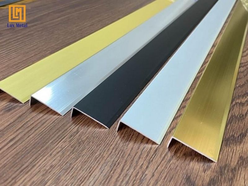 Hướng dẫn 7 bước thi công nẹp inox trang trí & 3 lỗi thường gặp Nẹp inox chữ L bảo vệ góc cạnh và bậc cầu thang