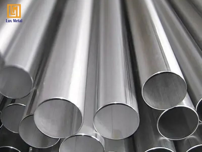 Ống Inox Công Nghiệp Ống inox hàn với đường hàn dọc theo thân ống