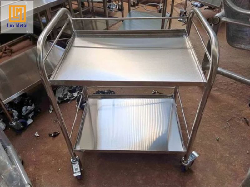 Dịch vụ gia công inox theo yêu cầu uy tín, giá tốt tại TPHCM Xe đẩy y tế bằng inox đạt tiêu chuẩn vệ sinh và an toàn