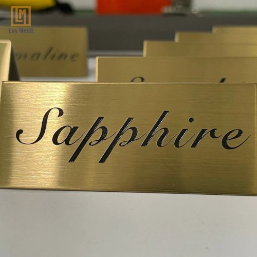 Tấm Inox Vàng Xước Chữ nổi inox vàng xước texture cho bảng hiệu thương hiệu cao cấp