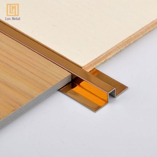 Nẹp U Inox Có Tai Nẹp U inox có tai sử dụng trong trang trí và kết nối vật liệu sàn