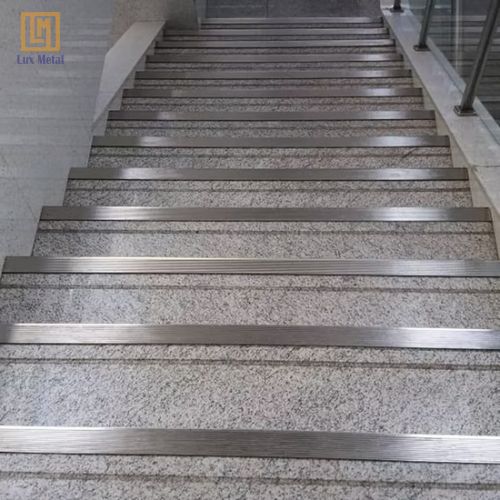 Nẹp Inox L40 Nẹp inox L40 lắp đặt tại mũi bậc cầu thang chống trơn trượt