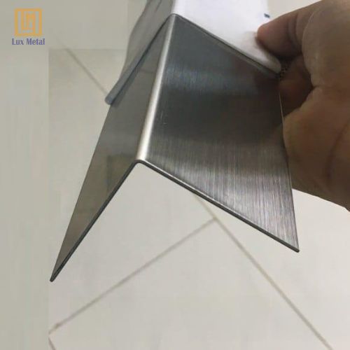 Nẹp V inox 50x50 làm từ inox với độ bền và tính thẩm mỹ cao