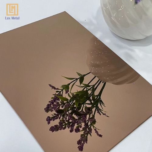 Tấm Inox Gương Đồng Tấm inox gương đồng với bề mặt chống trầy xước và phản chiếu hoàn hảo