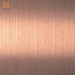 Tấm inox vàng hồng xước với vân xước mịn màng, màu vàng pha chút hồng