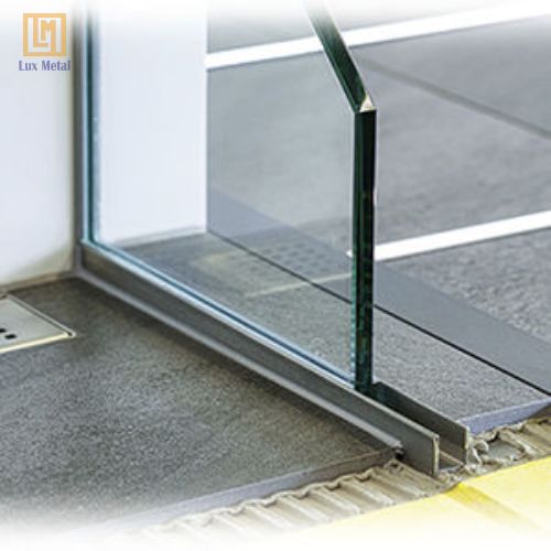Nẹp U Inox Kính Cường Lực Thi công cố định nẹp kính chữ U âm sàn bằng vữa xi măng
