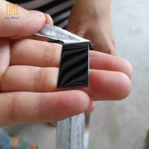 Nẹp La Inox Màu Đen Gương Không xé lớp keo bảo vệ khi chưa thi công xong