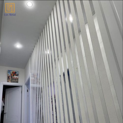 Nẹp La Inox Màu Trắng Gương La inox trắng gương được dùng để trang trí và tạo điểm nhấn cho tường
