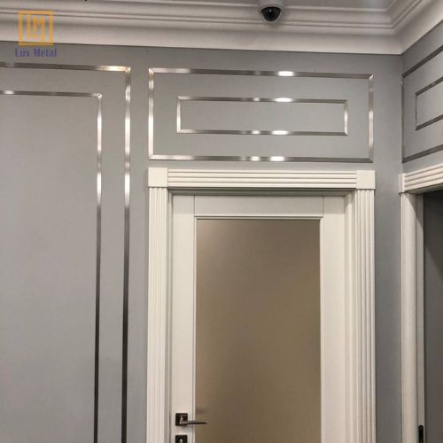 La inox trắng xước dùng để tạo viền trang trí cho tường