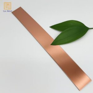 La inox vàng hồng xước với bề mặt sọc xước tinh tế và màu vàng hồng hiện đại