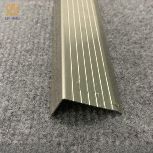 Nẹp Chống Trơn Bậc Cầu Thang Chữ L Inox 304 Nẹp chống trượt cầu thang inox 304 bền bỉ, thiết kế hiện đại dễ thi công