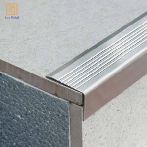 Trang chủ Nẹp inox chống trơn cầu thang với thiết kế chữ L giúp bảo vệ mũi bậc thang hiệu quả
