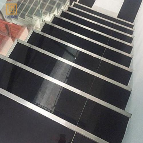 Nẹp Chống Trơn Bậc Cầu Thang Chữ L Inox 304 Nẹp inox chống trơn chữ L tạo điểm nhấn cho cầu thang