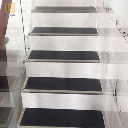 Nẹp Chống Trơn Bậc Cầu Thang Chữ L Inox 304 Nẹp L inox cầu thang hạn chế tình trạng trơn trượt