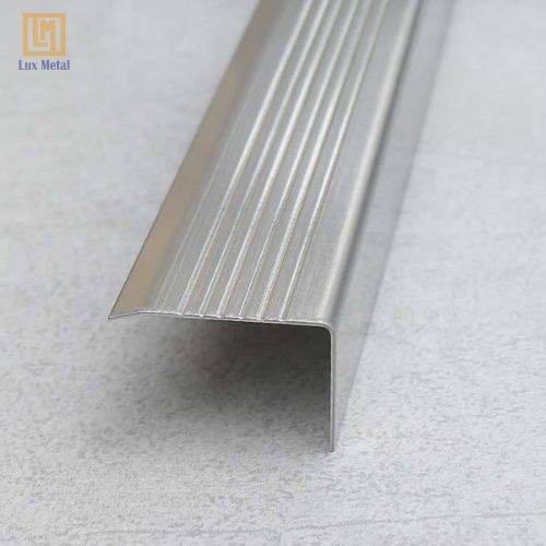 Nẹp L inox chống trượt bậc cầu thang màu trắng xước