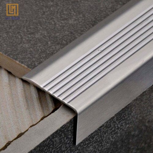 Nẹp Chống Trơn Bậc Cầu Thang Chữ L Inox 304 Thi công nẹp inox chống trơn cầu thang chữ L đơn giản