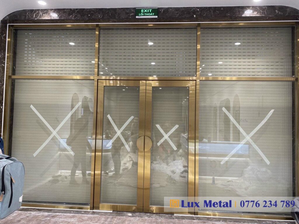 Gia công lắp đặt cửa inox mạ vàng theo yêu cầu
