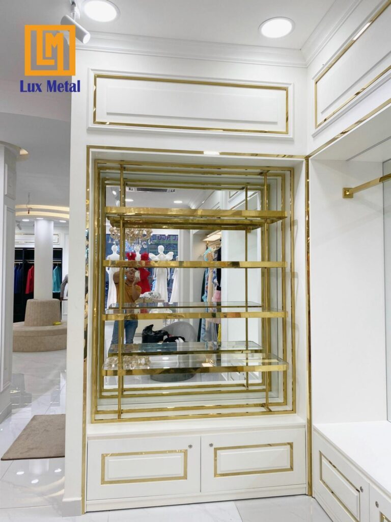 Tủ Inox Mạ Vàng Trưng Bày Trang Sức – Biểu Tượng Của Sự Sang Trọng Tủ kệ inox mạ vàng sang trọng